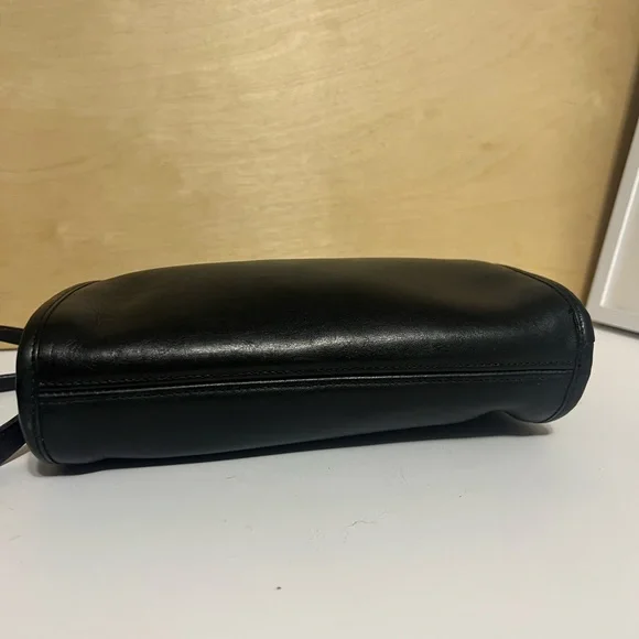 Coach vintage Black Leather Crossbody Bag made in USA1015-217